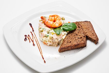 Салат Оливье с запеченной уткой