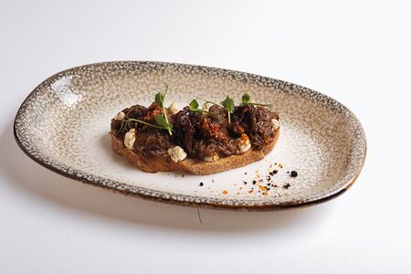 Брускетта бычий хвост и джем из лука