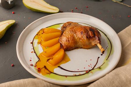 Утиная ножка с медовой грушей