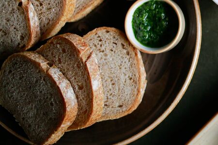 Белый хлеб с кориандром