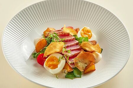 Салат Нисуаз с обожженным тунцом