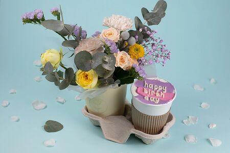 Подарочный набор букет Розы в эвкалипте и десерт, ширина 15 см, высота 25 см