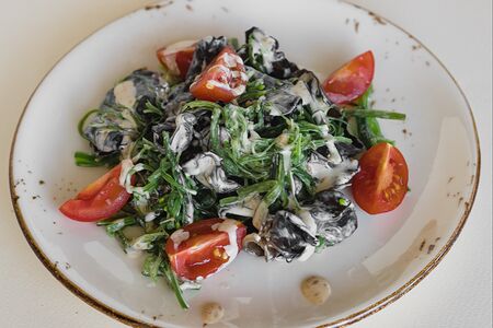 Салат с грибами и чукой