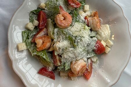 Салат Цезарь с креветками