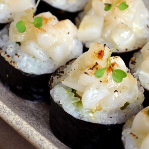 Ролл с опаленным гребешком