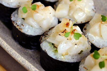 Ролл с опаленным гребешком