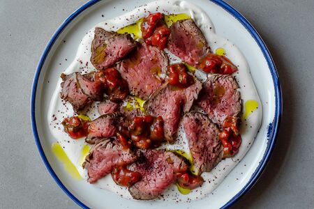 Ростбиф с томатной сальсой