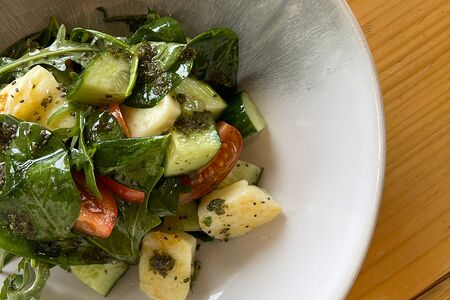 Салат овощной с соусом песто