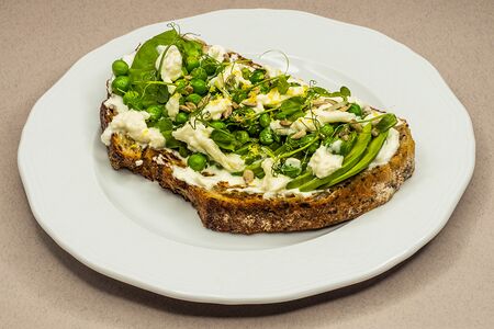 Авокадо тост с горошком