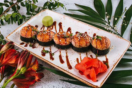 Запеченный ролл с лососем