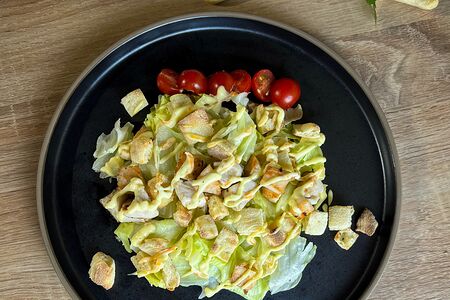 Салат Цезарь с курицей