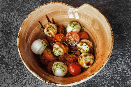 Чильеджина Моцарелла с томатами черри под соусом песто