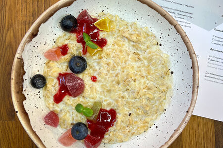 Каша с ягодами и мармеладом