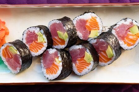 Ролл трио тунец, лосось, авокадо