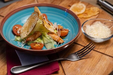 Цезарь с курицей и томатами черри