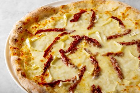 Пицца Бри и вяленные томаты