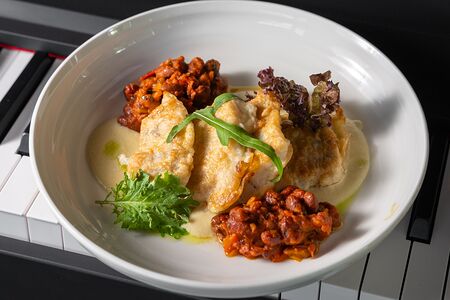 Жаренный судак с луковым кремом и лобио