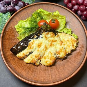 Баклажаны запеченные с помидорами и сыром