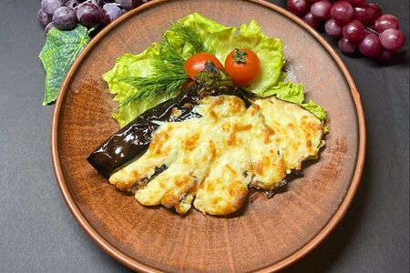 Баклажаны запеченные с помидорами и сыром