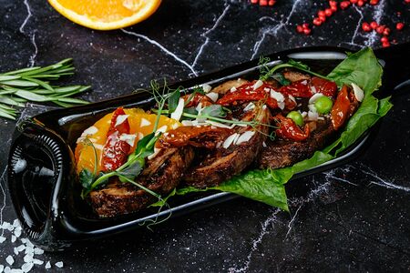 Утиный рулет конфи с апельсиновым соусом