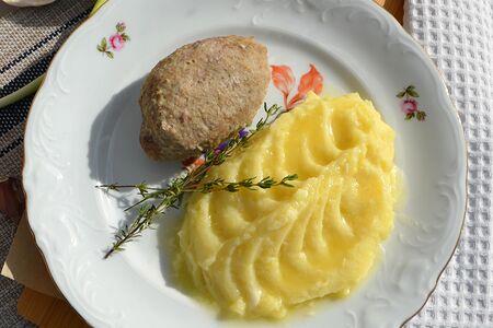 Котлеты паровые из телятины и картофельное пюре