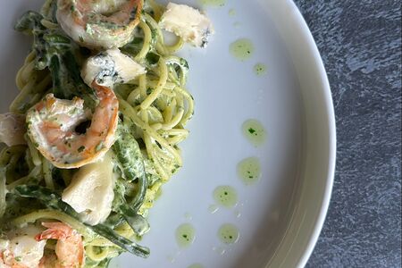 Паста с креветками и шпинатом
