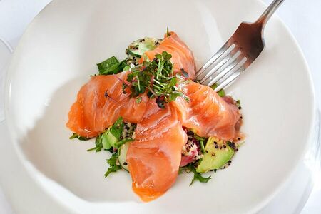 Салат с киноа и лососем