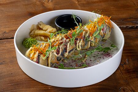 Теплый ролл с креветкой и крабом