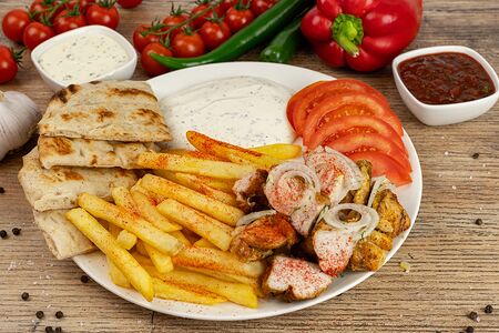 Порция гирос на тарелке с курицей (большая)