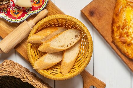 Хлебная корзина с грузинским лавашом