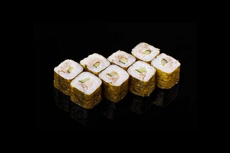 Ролл с угрём и огурцом