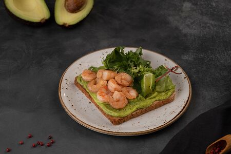 Тост с авокадо, креветками и лаймом