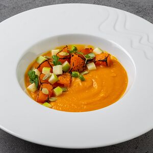 Тыквенный суп с тартаром из креветок и яблок