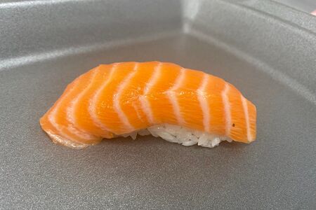 Суши с лососем