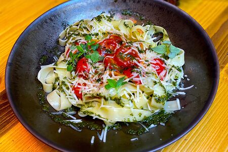 Паста с песто и томатами