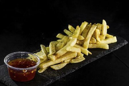 Картофель фри с кисло-сладким соусом