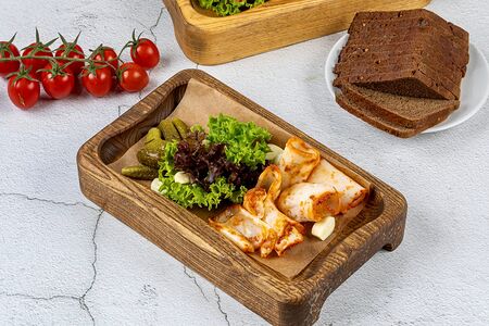 Сало с чесноком и солеными огурцами