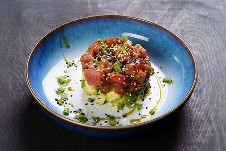 Тартар из тунца с авокадо