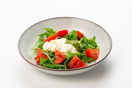 Салат со страчателлой и розовыми помидорами