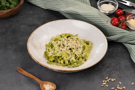 Паста с соусом из шпината и кедровыми орехами