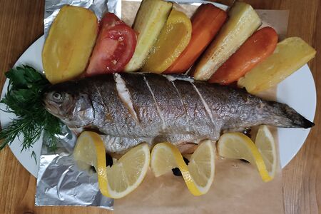 Форель радужная с овощами