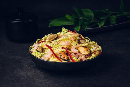 Удон с морепродуктами в устричном соусе