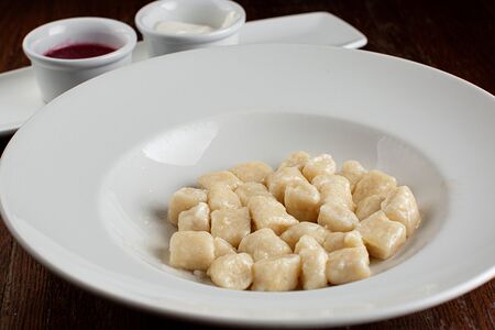 Ленивые вареники со сметаной или ягодным соусом