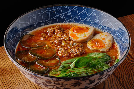 Тан-тан рамен с острым свиным фаршем и шпинатом