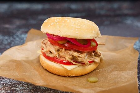 Бургер с рваным мясом