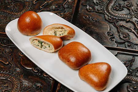 Пирожок с луком и яйцом