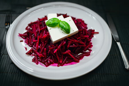 Закуска из свеклы с брынзой