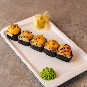 Горячий ролл с салатной креветкой