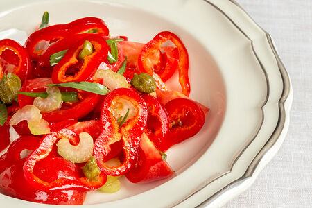 Салат из томатов c сыром фета и оливками каламата