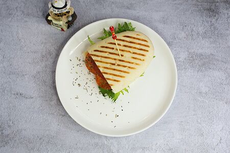 Сэндвич с пепперони, томатами и базиликом